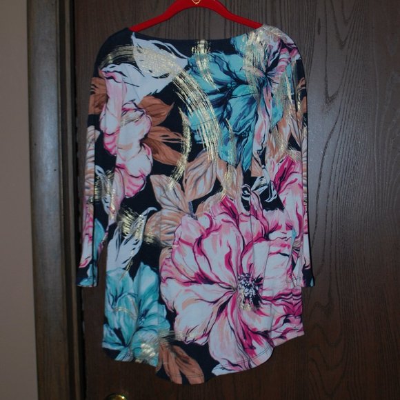 3/$30 - Floral Top w/Front Keyhole & Gold Striping - L - Picture 7 of 12